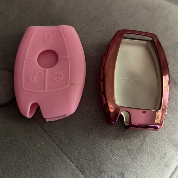 Mercedes-Benz bundle includes sunglass case, keychain and 2 key fob covers. - Picture 3 of 8